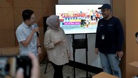 Community Manager Lemonilo, Tira Hardaning, Chief Operational Officer Jakarta Good Guide, Indra Diwangkara saat berbincang dalam acara media briefing Chimiland di Kota Tua, Jakarta Barat (10/11).