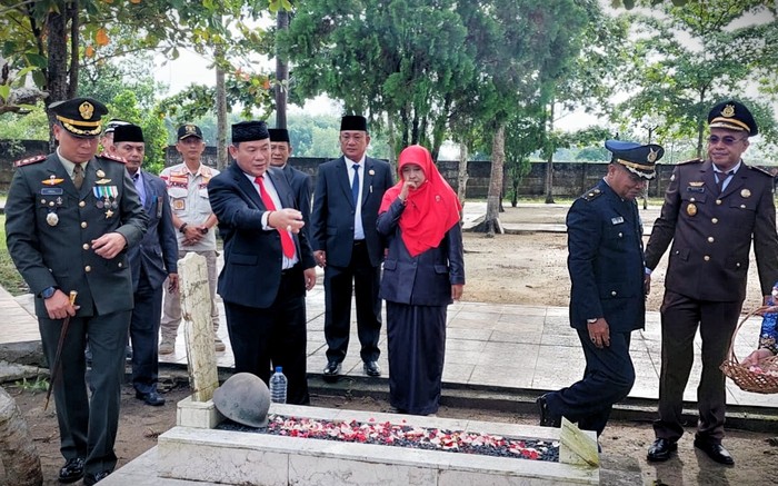 Ziarah di Hari Pahlawan