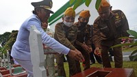 Pj Gubernur Banten Al Muktabar bersama sejumlah anggota Legiun Veteran Republik Indonesia (LVRI) melakukan tabur bunga di Taman Makam Pahlawan (TMP) Ciceri di Serang, Banten, Kamis (10/11/2022). (Antara Foto/Asep Fathulrahman)
