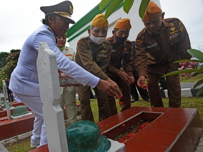 Pj Gubernur Banten Al Muktabar (kiri) bersama sejumlah anggota Legiun Veteran Republik Indonesia (LVRI) menabur bunga saat berziarah di Taman Makam Pahlawan (TMP) Ciceri di Serang, Banten, Kamis (10/11/2022). Acara tersebut dalam rangka peringatan Hari Pahlawan. ANTARA FOTO/Asep Fathulrahman/