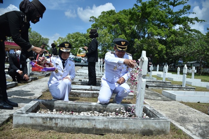 Pemerintah Kabupaten Kebumen menggelar upacara Peringatan Hari Pahlawan 10 November 2022. Usai upacara, Bupati Kebumen Arif Sugiyanto bersama Wakil Bupati Ristawati Purwaningsih serta jajaran Forkompimda berjalan kaki menuju Makam Pahlawan Kebumen.