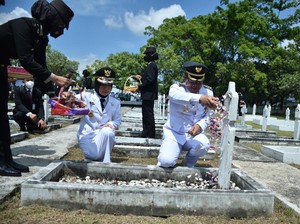 Ziarah ke Makam Pahlawan, Bupati Kebumen Jalan Kaki dari Pendopo