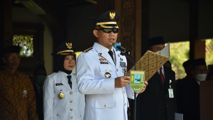 Pemerintah Kabupaten Kebumen menggelar upacara Peringatan Hari Pahlawan 10 November 2022. Usai upacara, Bupati Kebumen Arif Sugiyanto bersama Wakil Bupati Ristawati Purwaningsih serta jajaran Forkompimda berjalan kaki menuju Makam Pahlawan Kebumen.