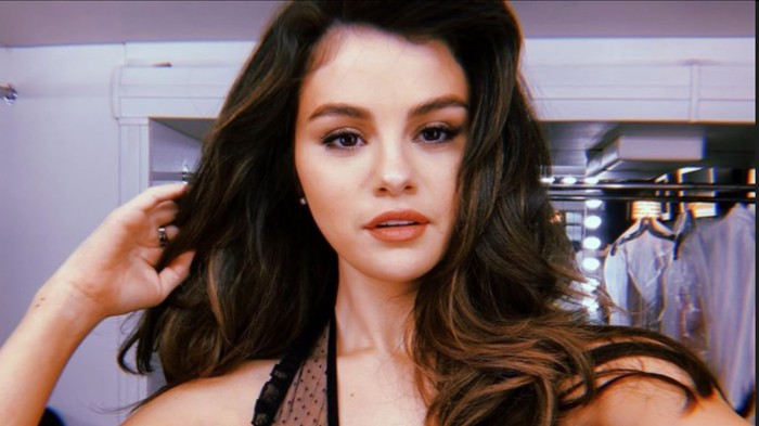 6 Potret Body Goal Selena Gomez, Ternyata Ini Resepnya