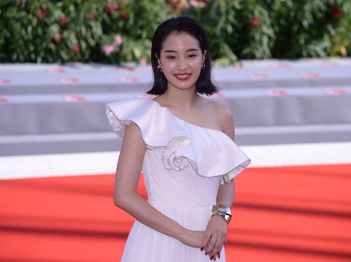 Actress Hirose Suzu attends the Premiere of the movie Sandome No Satsujin (The Third Murder) presented in competition at the 74th Venice Film Festival on September 5, 2017 at Venice Lido.  / AFP PHOTO / Filippo MONTEFORTE        (Photo credit should read FILIPPO MONTEFORTE/AFP via Getty Images)