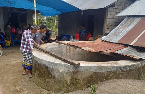 Adik korban saat menunjukan sumur atau cubang penampungan air yang merupakan lokasi I Nyoman G ditemukan tewas (foto: I Wayan Selamat Juniasa/detikBali)