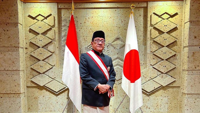 Akbar Tanjung menerima penghargaan dari Kaisar Jepang