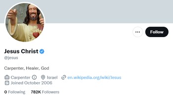 Akibat kebijakan baru Elon Musk mengobral centang biru, banyak akun centang biru palsu. Bahkan ada akun Yesus Kristus centang biru. Foto: (Twitter)