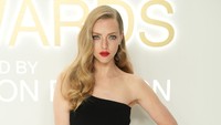 Sorot mata tajam Amanda Seyfried yang datang dengan gaun serba hitam. Foto: Patrick McMullan via Getty Image/Sean Zanni