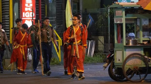 Anggota kepanduan dan pencak silat putra Muhammadiyah, Tapak Suci asal Madrasah Mualimin Jogja long march ke arena muktamar di Solo, Jumat (11/11/2022).