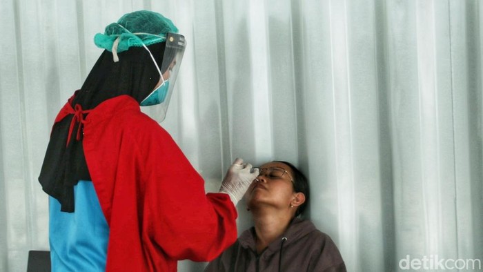 Pemerintah melaporkan adanya tambahan kasus baru positif Corona pada Kamis (10/11) sebanyak 6.294 kasus. Kasus COVID-19 terbanyak yaitu terjadi di DKI Jakarta.