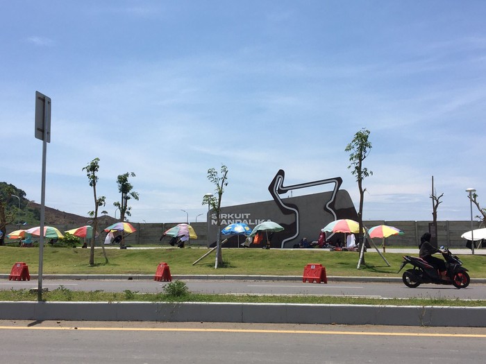 Area di depan Sirkuit Mandalika masih dipenuhi oleh lapak atau pedagang asongan dari warga lingkar KEK Mandalika saat hari pertama helatan WSBK 2022, Jumat (11/11/2022). (Foto: Ahmad Viqi/detikBali)
