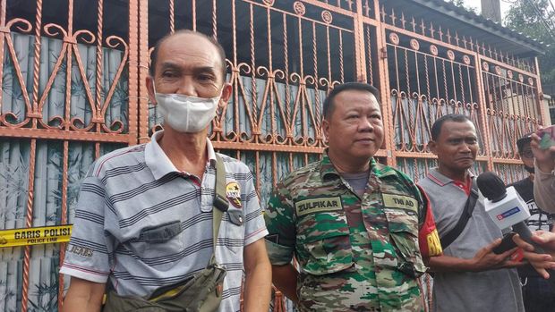 Asiung (kiri), ketua RT TKP penemuan mayat sekeluarga di Kalideres, Jakarta Barat mengungkap awal mula penemuan 4 jasad.