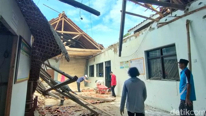 Atap ruang pertemuan dan pelayanan Balai Desa Dukuhwringin, Kecamatan Wanasari, Kabupaten Brebes, ambruk, Jumat (11/11/2022).