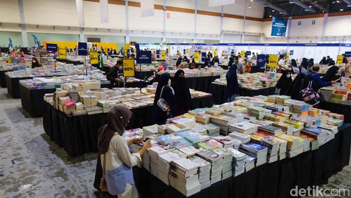 Awas Kalap! Ada Ribuan Buku Diskon Gede di IIBF Gaes Indonesia Internasional Book Fair (IIBF) 2022 di JCC Senayan, Jakarta, diserbu pengunjung. Banyak buku dengan harga miring dijual di sini.