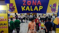 Nah, spot yang paling banyak dikunjungi adalah Zona Kalap, di mana semua buku didiskon sampai 80 persen.