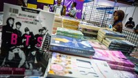 Berbagai tema buku, seperti buku agama, buku anak, sampai buku soal K-Pop dijual dengan harga miring. 