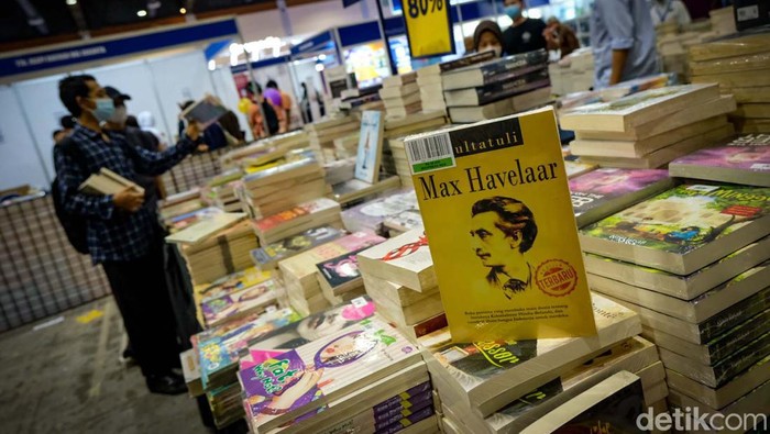 Awas Kalap! Ada Ribuan Buku Diskon Gede di IIBF Gaes Indonesia Internasional Book Fair (IIBF) 2022 di JCC Senayan, Jakarta, diserbu pengunjung. Banyak buku dengan harga miring dijual di sini.