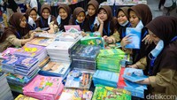 Pengunjung melihat buku di pameran IIBF 2022 yang berlokasi di Hall B JCC Senayan, Jakarta, Jumat (11/11/2022).