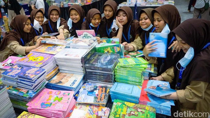 Indonesia Internasional Book Fair (IIBF) 2022 di JCC Senayan, Jakarta, diserbu pengunjung. Banyak buku dengan harga miring dijual di sini.