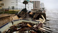 Sejumlah bangunan yang berada di tepi pantai hancur diterjang badai Nicole. Reuters/Marco Bello.