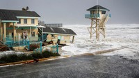Angin kencang dan gelombang tinggi menghantam rumah di Pantai Daytona. Reuters/Marco Bello.