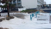 Gelombang tinggi membuat Pantai Daytona jadi tidak bersahabat. Airnya naik hingga meluap ke jalanan.