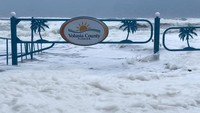 Badai memicu gelombang tinggi di Pantai Daytona.