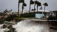 Badai Nicole menerjang pantai timur Florida, Kamis (10/11/2022) waktu setempat. Reuters/Marco Bello.