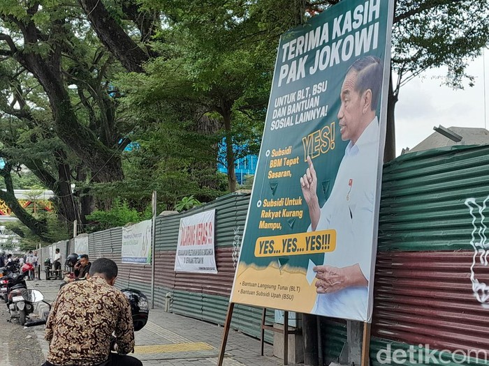 Baliho Terima Kasih Pak Jokowi di sisi Timur Lapangan Merdeka Medan (Nizar Aldi/detikSumut)