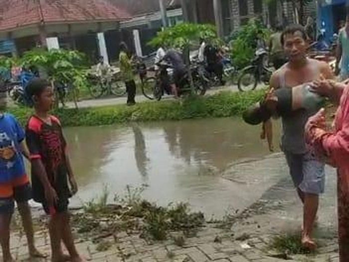 Bayi 2 tahun yang tercebur sungai hingga tewas tenggelam saat dievakuasi warga