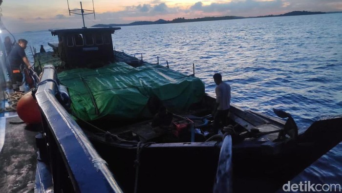 Bea Cukai Batam menggagalkan penyelundupan kayu teki ke Singapura.