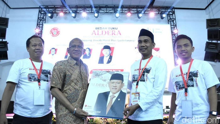 Mantan aktivis 98 Pius Lustrilanang (berbaju batik) saat menghadiri bedah buku Aldera di Makassar.