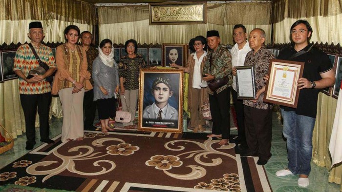 Gubernur Kalimantan Barat Sutarmidji bersilaturahim ke keluarga dr Rubini Natawisastra. dr Rubini Natawisastra baru saja dinobatkan sebagai pahlawan nasional.