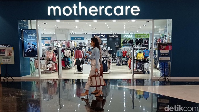 Biaya Sewa Mal Naik Pengunjung melintas di Pondok Indah Mall, Jakarta Selatan, Jumat (11/11/2022). Asosiasi Pengelola Pusat Belanja Indonesia (APPBI) menyebutkan para pelaku usaha mulai menaikan biaya sewa mal dan 'service charge' sekitar 5-10 persen mulai awal 2023 setelah selama hampir tiga tahun tidak ada kenaikan akibat lesunya perekonomian selama pandemi COVID-19.