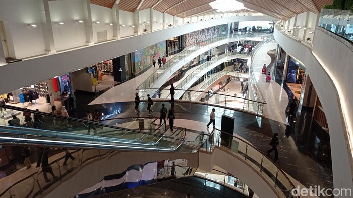 Pengunjung melintas di Pondok Indah Mall, Jakarta Selatan, Jumat (11/11/2022).  Asosiasi Pengelola Pusat Belanja Indonesia (APPBI) menyebutkan para pelaku usaha mulai menaikan biaya sewa mal dan 'service charge' sekitar 5-10 persen mulai awal 2023 setelah selama hampir tiga tahun tidak ada kenaikan akibat lesunya perekonomian selama pandemi COVID-19.