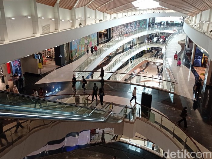 Pengunjung melintas di Pondok Indah Mall, Jakarta Selatan, Jumat (11/11/2022).  Asosiasi Pengelola Pusat Belanja Indonesia (APPBI) menyebutkan para pelaku usaha mulai menaikan biaya sewa mal dan service charge sekitar 5-10 persen mulai awal 2023 setelah selama hampir tiga tahun tidak ada kenaikan akibat lesunya perekonomian selama pandemi COVID-19.