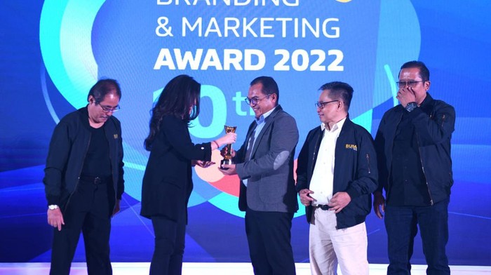 Bank BTN kembali memborong penghargaan bergengsi di ajang BUMN Branding & Marketing Award 2022 di Jakarta. Direktur Human Capital, Compliance, & Legal PT Bank Tabungan Negara (Persero) Tbk. Eko Waluyo memegang piala penghargaan tersebut.
