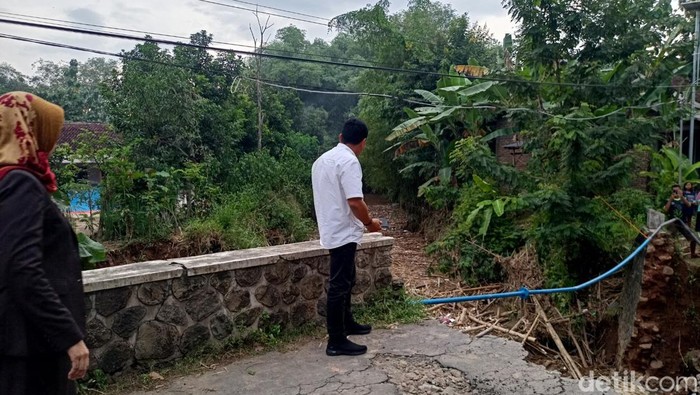 bupati giri tinjau jembatan yang ambrol