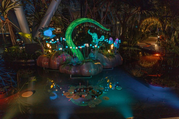 Ruangan dibuat sangat gelap, warna-warni lampu dibuat semirip mungkin dengan suasana hutan Avatar.  (dok Bandara Changi) Ruangan dibuat sangat gelap, warna-warni lampu dibuat semirip mungkin dengan suasana hutan Avatar.  (dok Bandara Changi)