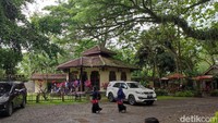 Fasilitas di de-djawatan Banyuwangi adalah parkir yang cukup luas, toilet, musala dan kafe juga warung di dalam kawasan.
