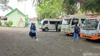 Jalan masuk ke de-djawatan hanyalah jalan kecil yang hanya bisa dilewati bus sedang dan satu motor. Tiada kesan istimewa hingga masuk ke bagian pelataran melewati gerbang.