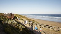 Letaknya berada di atas bukit kecil di pesisir pantai Torquay. Menyuguhkan pemandangan indah kepada setiap pengunjung yang datang. Foto: Pool/Site