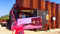 Suasana pantai yang terik. Kafe ini menyediakan berbagai menu soda segar yang diberi nama icy whirl. Rasanya manis dan segar! Foto: Pool/Site