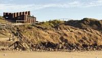 Terletak di pesisir pantai Torquay yang jadi surga bagi para peselancar di Australia. Kafe Third Wave Kiosk dibagun oleh arsitektur Tony Hobba. Foto: Pool/Site