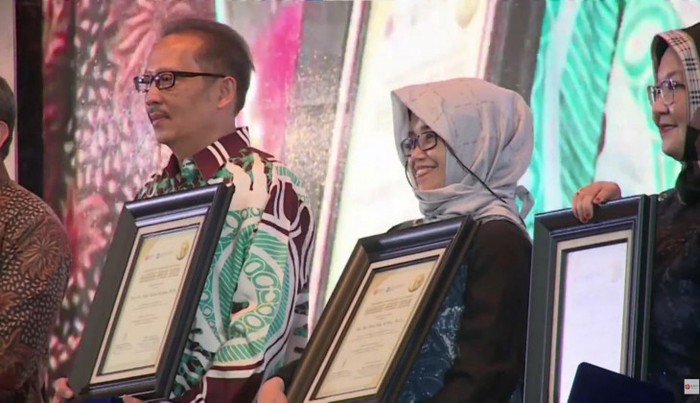 Dosen UGM, Ika Dewi Ana memperoleh Habibie Prize 2022
