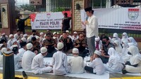 Dalam orasinya juga disinggung agar tetap menjaga solidaritas dan menolak fitnah terhadap Kabareskrim Polri yang bisa merusak Institusi Polri karena rentetan kasus yang mencoreng baret cokelat.