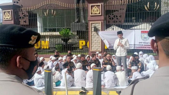 Dukungan untuk Polri Tetap Solid dari Berbagai Elemen Ketua Infokom DPP Pekat IB bersama puluhan anak Yatim menggelar doa bersama dan orasi untuk mendukung Instansi Polri tetap Solid. Seperti apa? Ini potretnya.