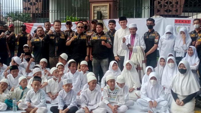 Dukungan untuk Polri Tetap Solid dari Berbagai Elemen Ketua Infokom DPP Pekat IB bersama puluhan anak Yatim menggelar doa bersama dan orasi untuk mendukung Instansi Polri tetap Solid. Seperti apa? Ini potretnya.