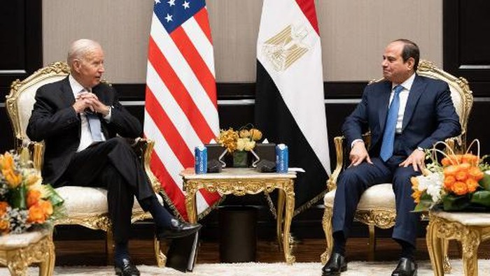 Egyptian President Abdel Fattah El-Sisi and his US counterpart Joe Biden hold a meeting on the sidelines of the COP27 summit, in Egypts Red Sea resort city of Sharm el-Sheikh, on November 11, 2022. (Photo by SAUL LOEB / AFP)